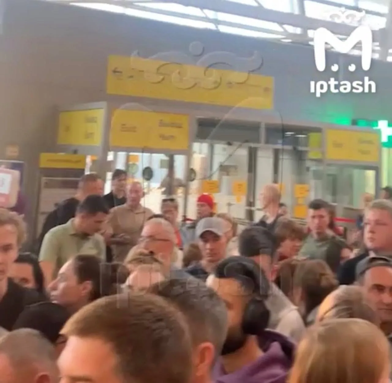 Около 500 человек сейчас в очереди на паспортный контроль международных рейсов в аэропо...