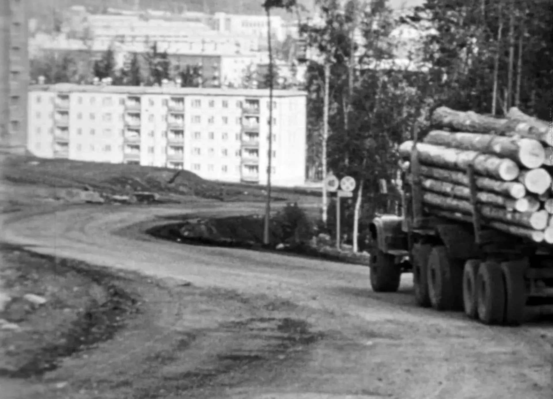 История Усть-Илимска. КрАЗ-лесовоз едет в сторону улицы Крупской 🪵