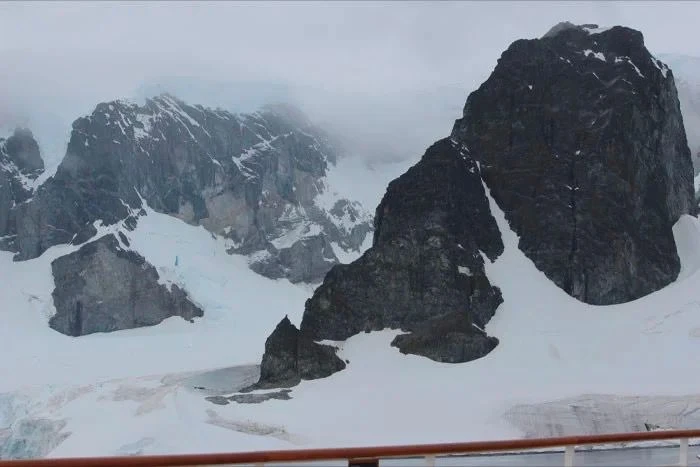 Самая низкая температура в истории — -89,2 ° C. Зафиксирована на станции «Восток» в Ант...