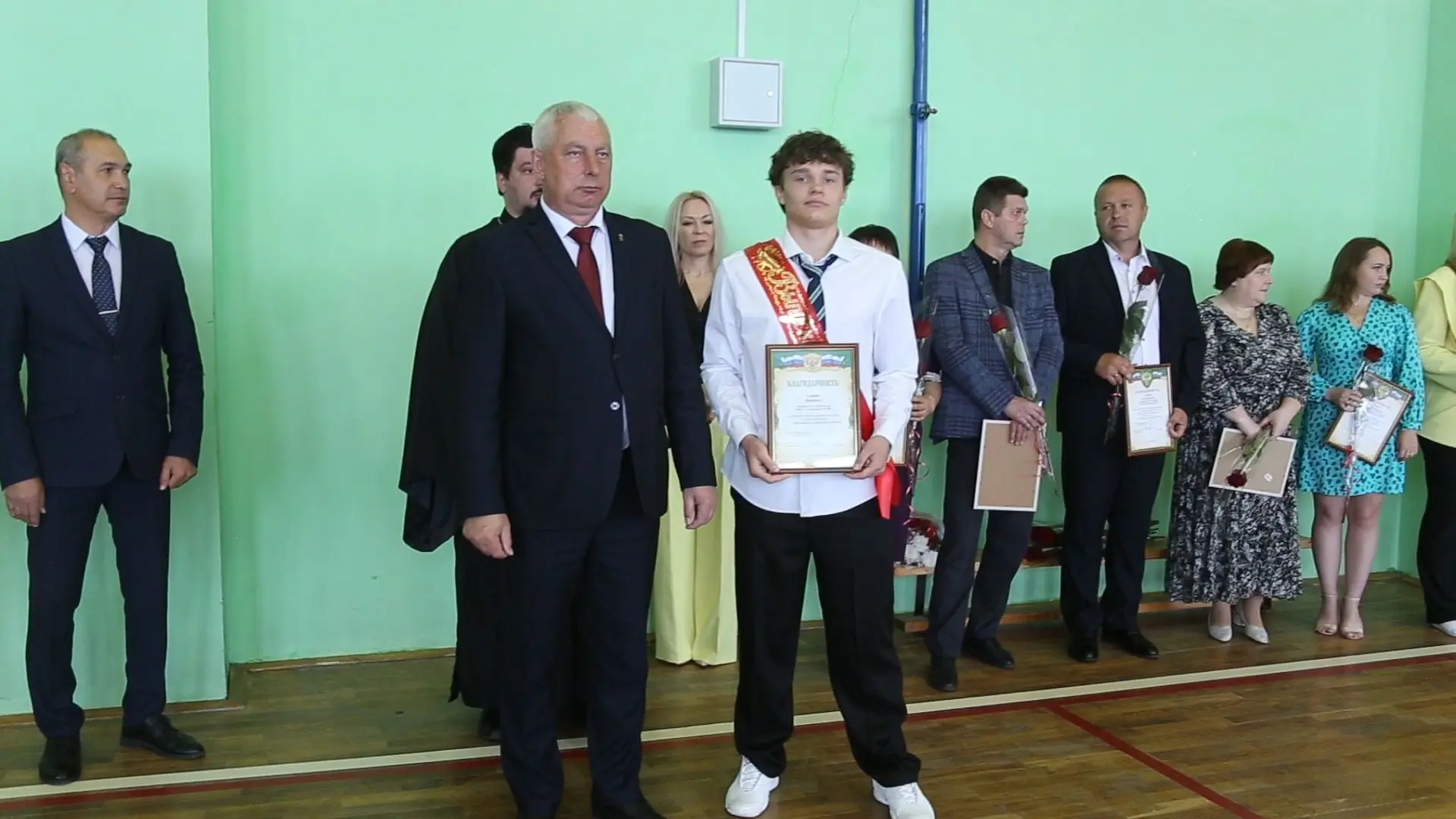 🎓✨Волнительный и радостный день для всей школы!✨🎓 Сегодня в стенах Бутурлиновской средней общеобразо