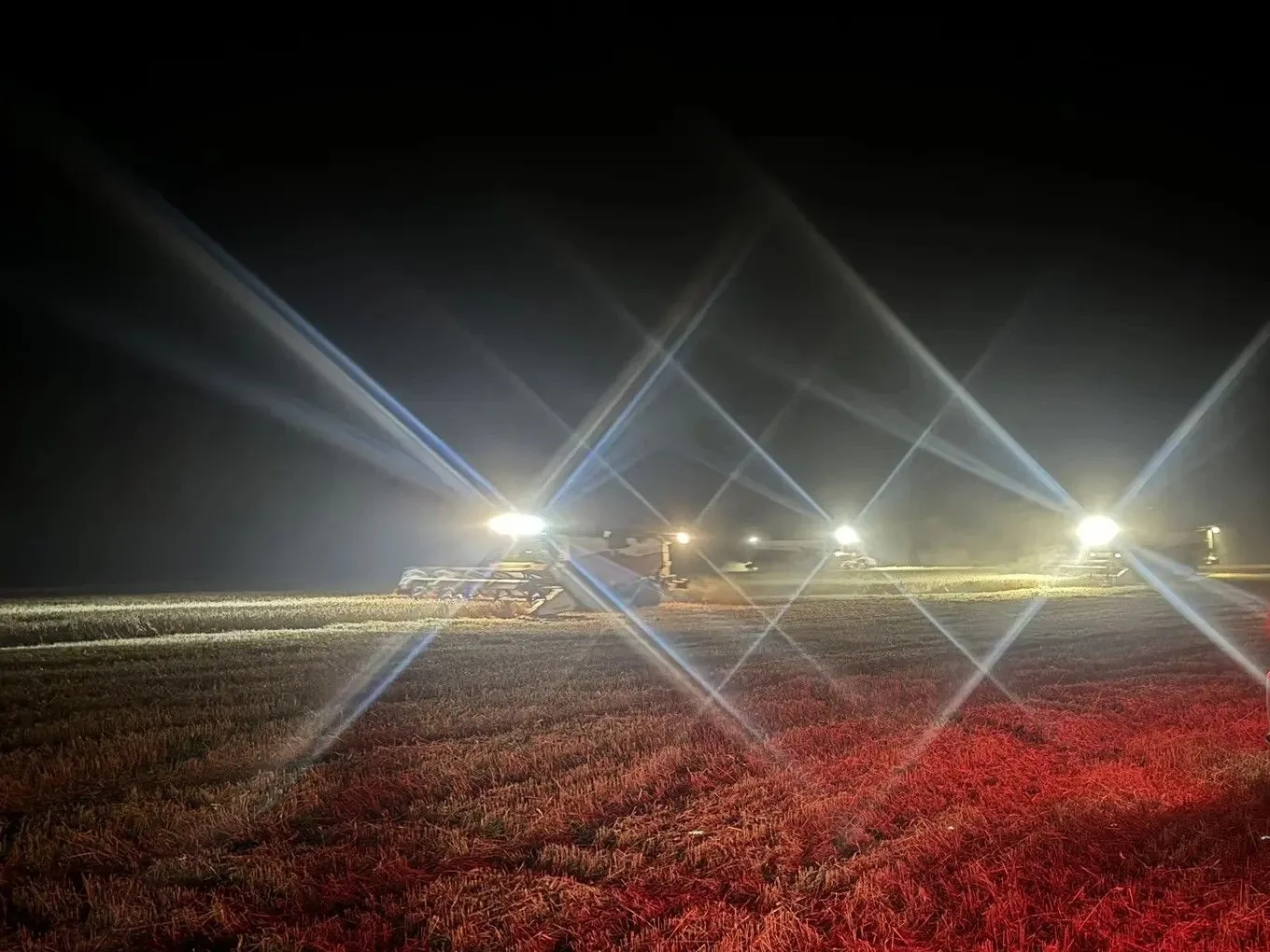 Комбайны уходят в ночь 🌾🌟