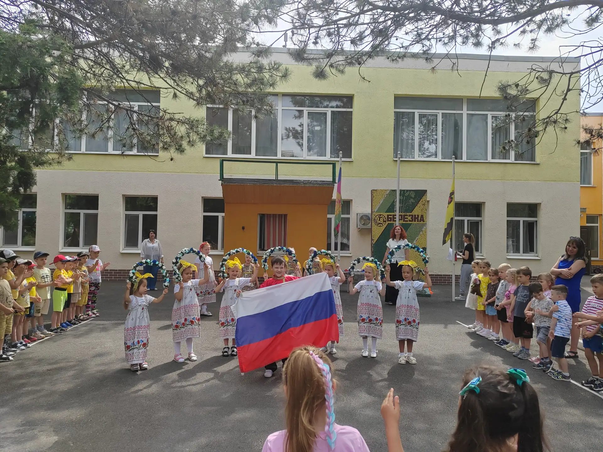 С ДНЕМ РОССИИ!        На празднике, посаювященном Дню России ребята узнали о символах нашей страны, 