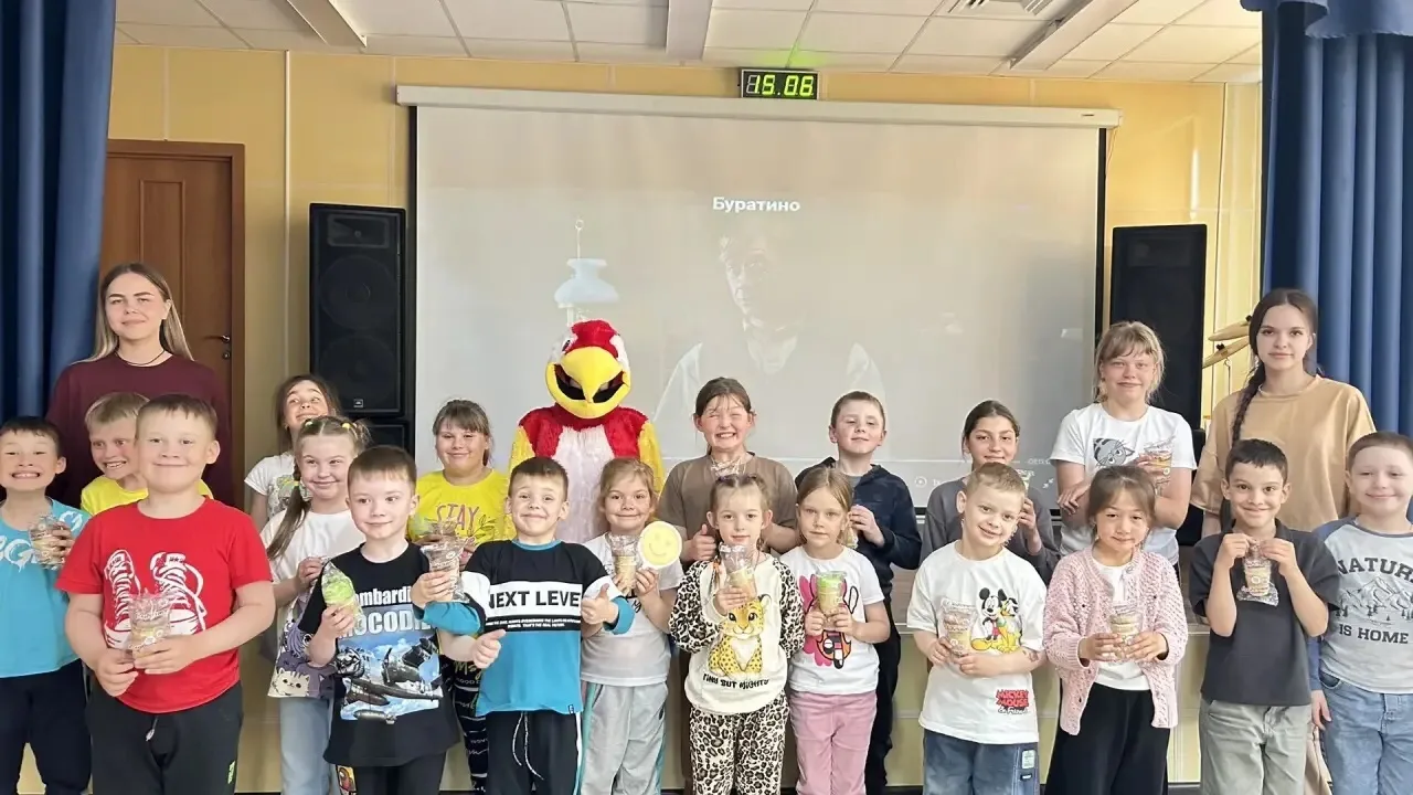 Конец дня в пришкольном лагере украсил Добрый Попугай🦜 с мороженым!