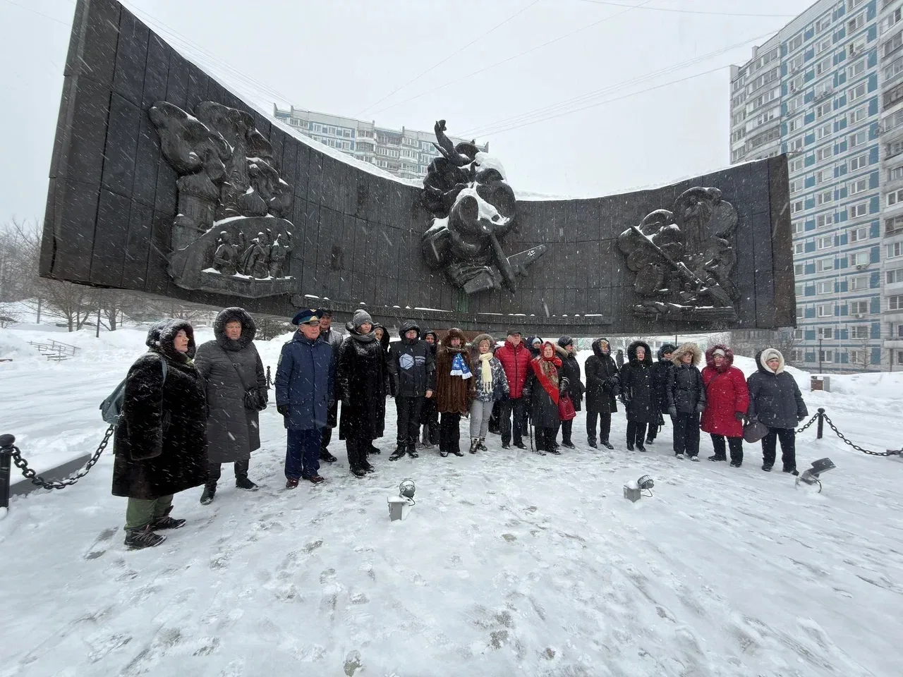Памятная акция ко Дню защитника Отечества прошла в районе Крылатское  🕯️ На площади Защитников Неба 