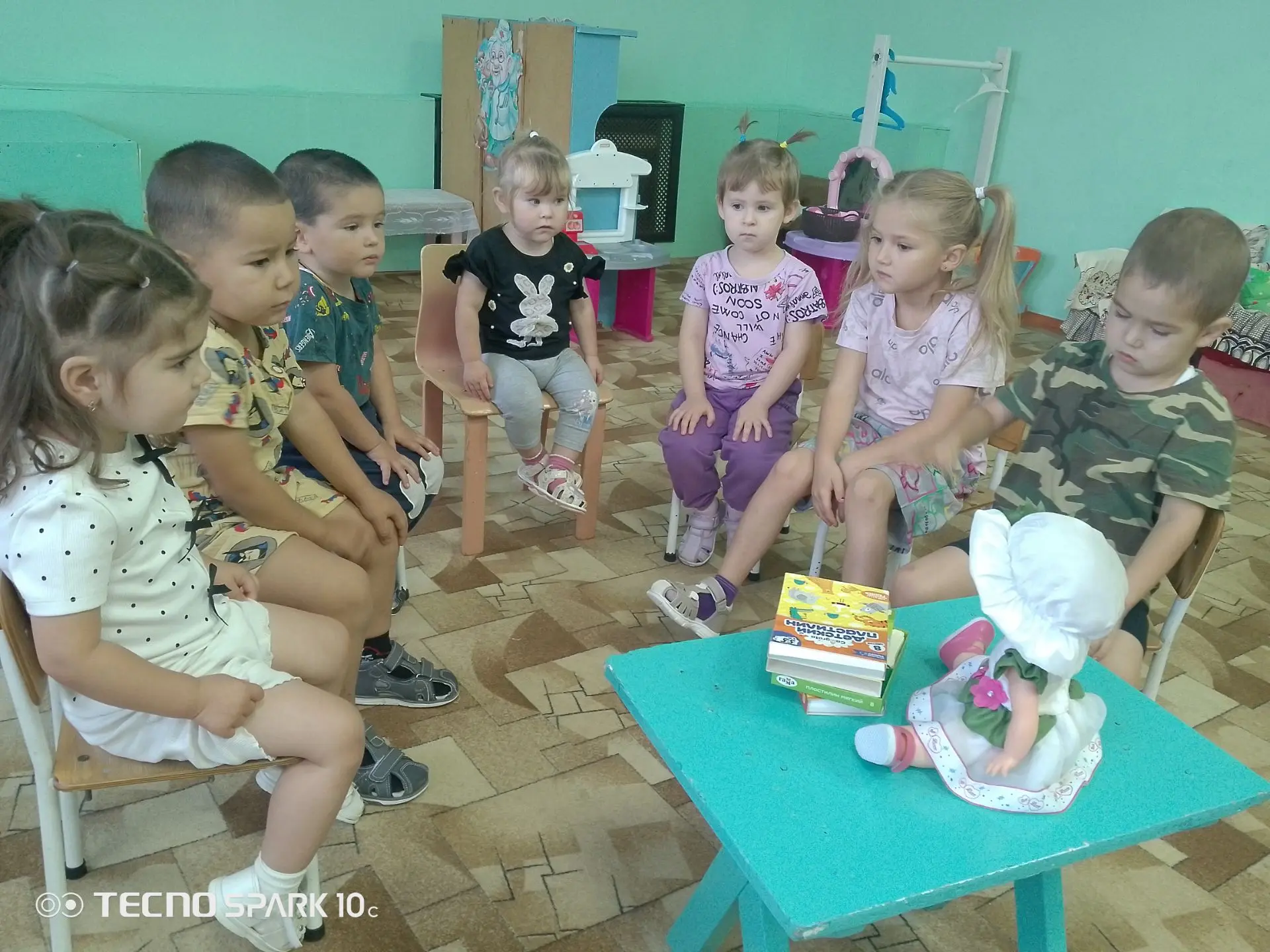 В разновозрастной группе  воспитанники  познакомились с пластилином и его свойствами.  ...