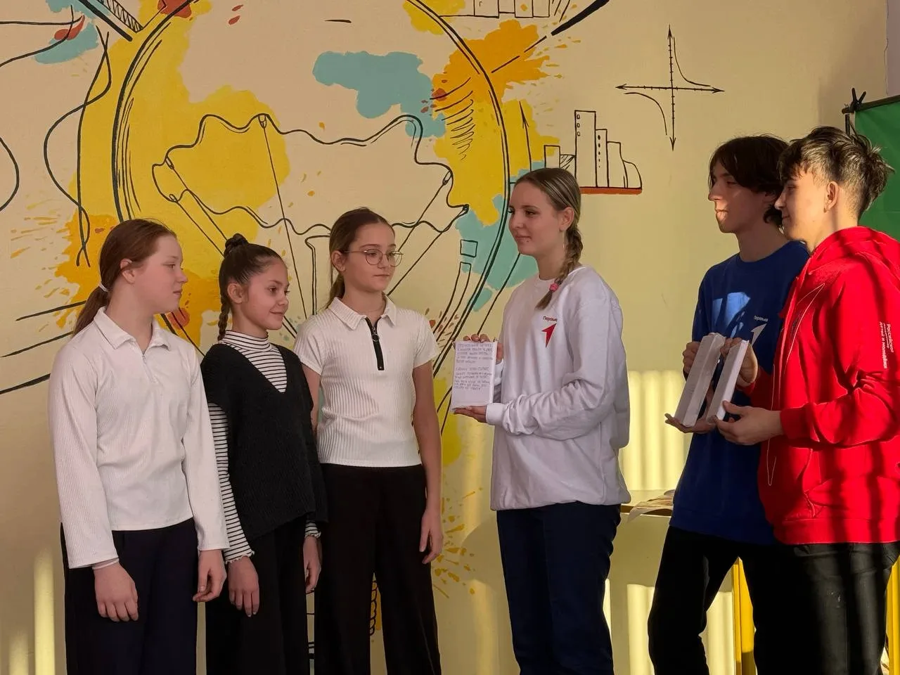 Не суди книгу по обложке... буквально!📚✨  Наши активисты «Движения Первых» присоединились к Всеросси