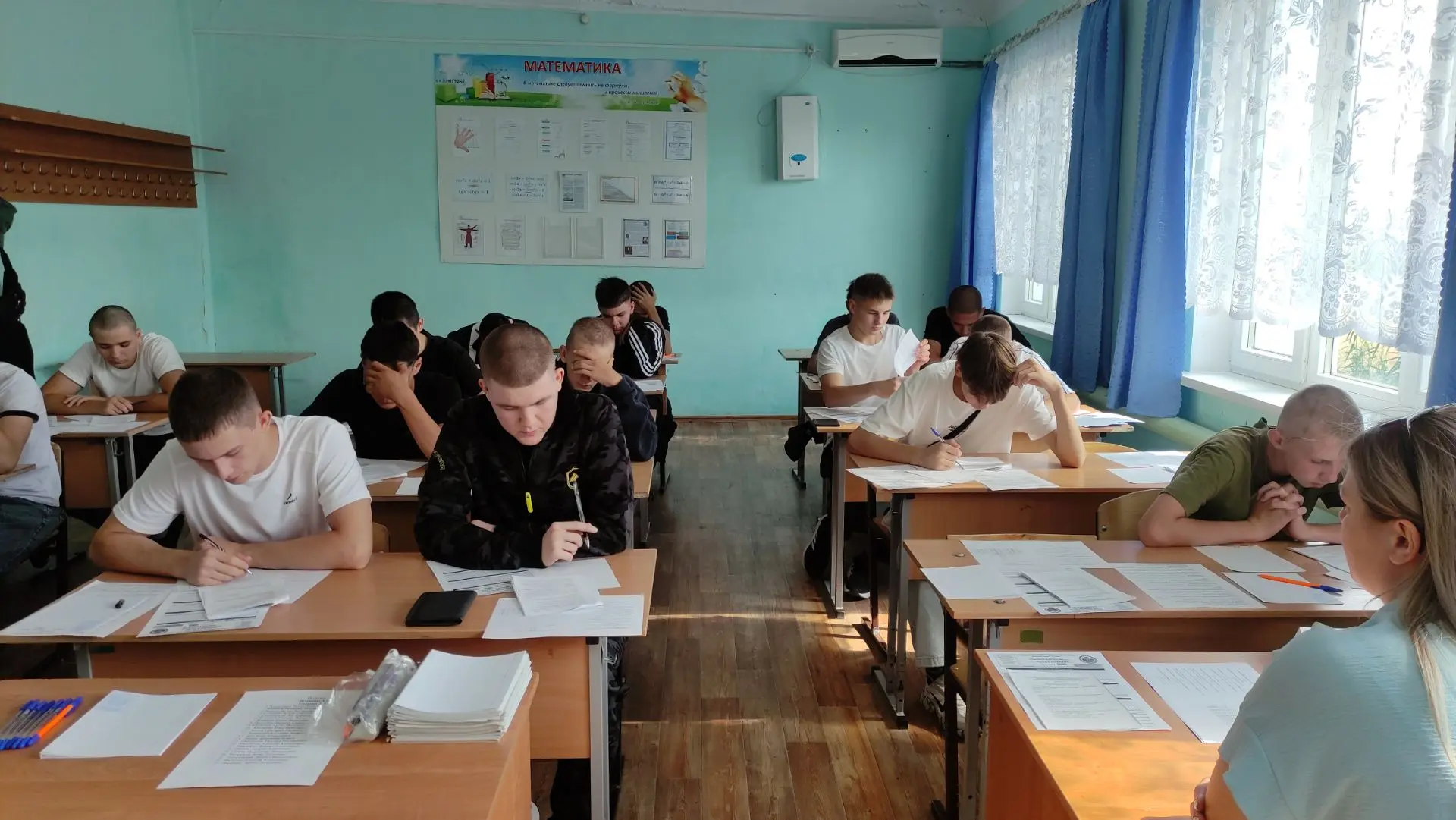 Сегодня в нашей школе важный день - день вступительных испытаний для наших будущих учен...