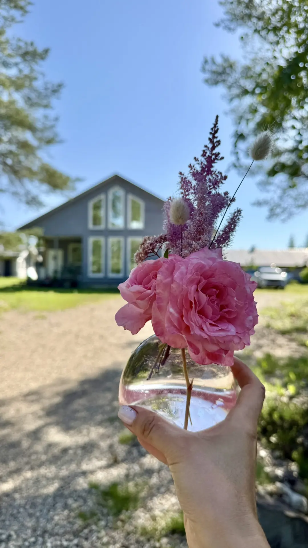 Случайно при обрезке роз чикнула по цветку и вот мини букет получился 🌸