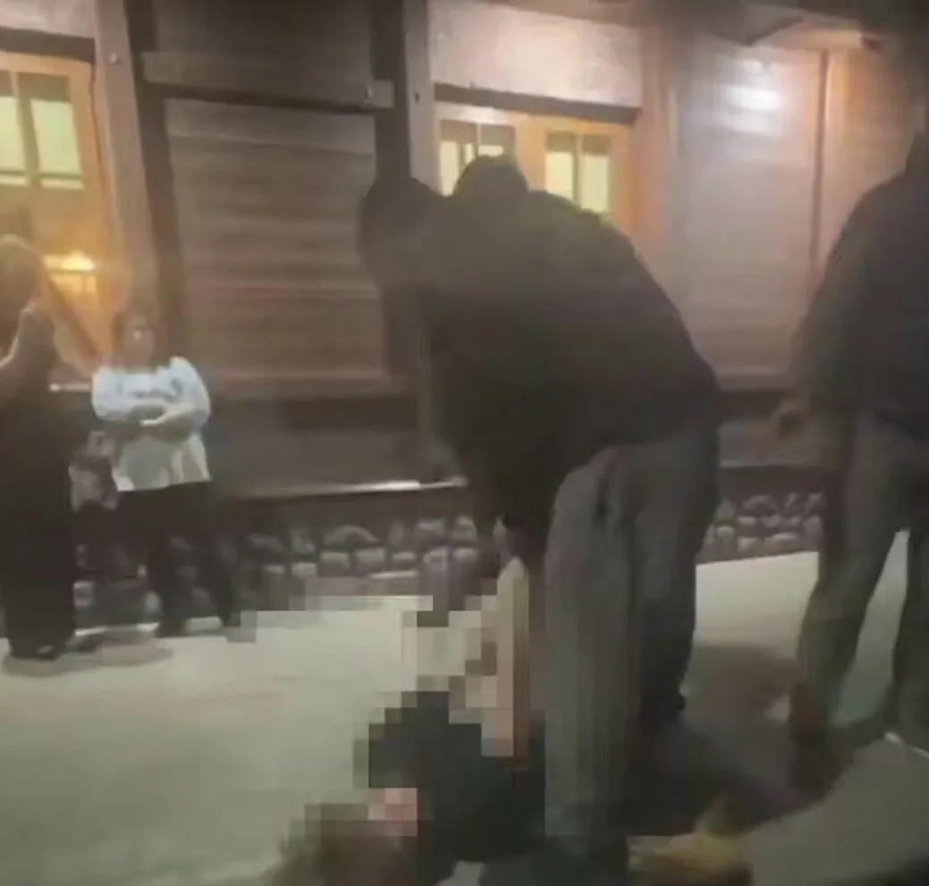 😨 19-летний парень погиб после драки возле ночного клуба в Чайковском.