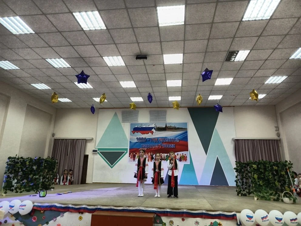 🇷🇺  Сегодня в нашей школе прошёл первый день большого фестиваля, посвящённого Году единства народов 