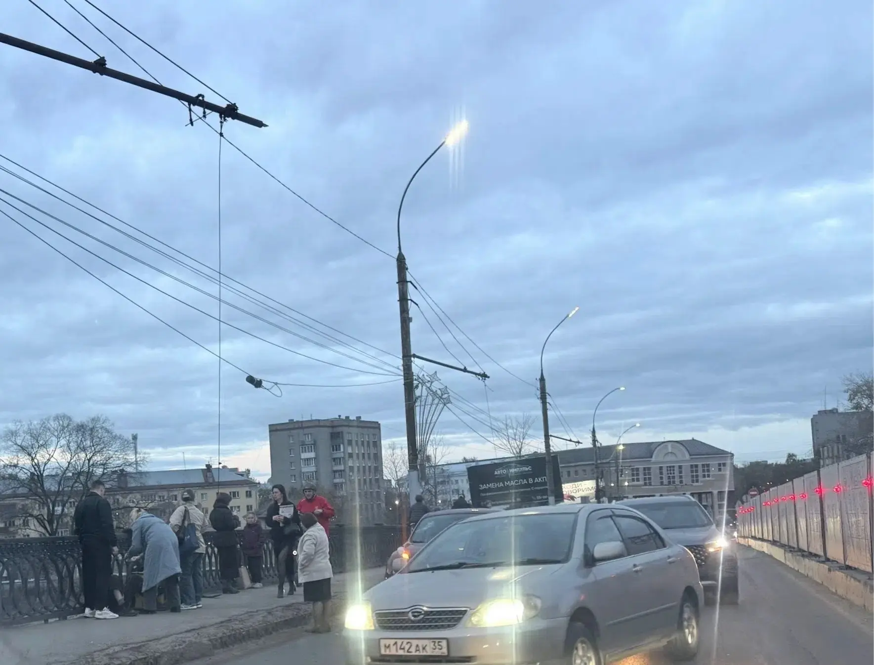 На Горбатом мосту что - то случилось Скорая, ДПС