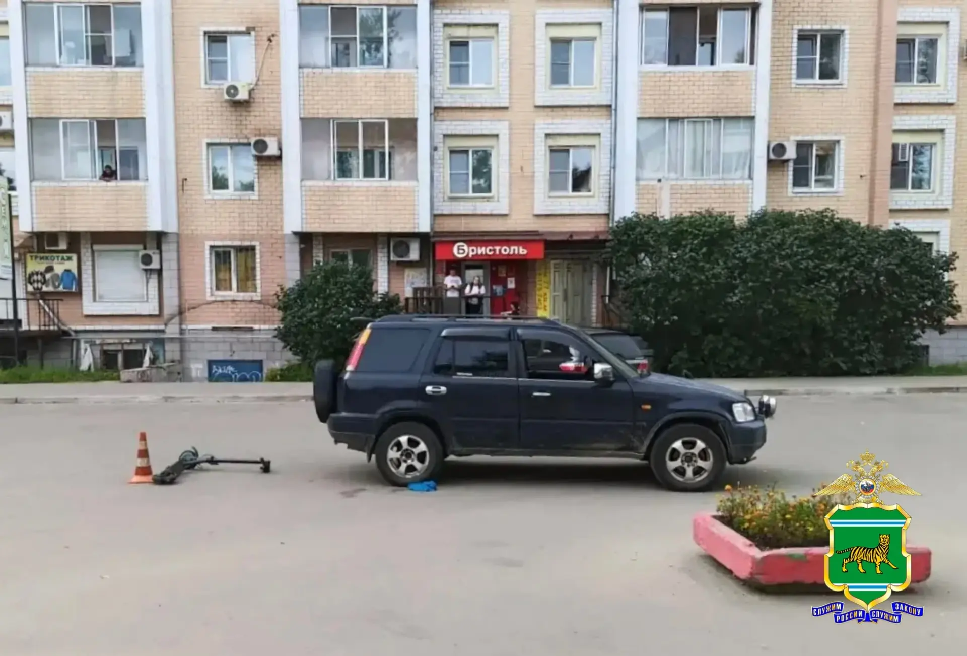 Сотрудники Госавтоинспекции проводят проверку по факту ДТП с участием электросамоката