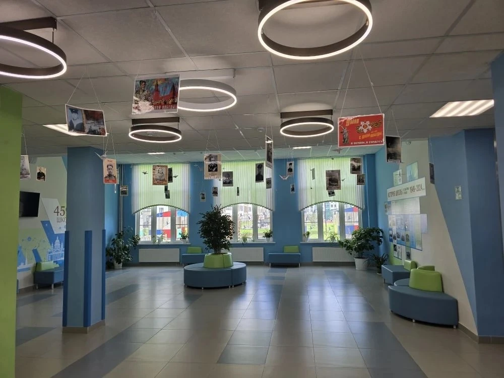 Две реальности одной Памяти: Бессмертный полк онлайн и в стенах 459-й школы 🕊   В этом видео — наш «