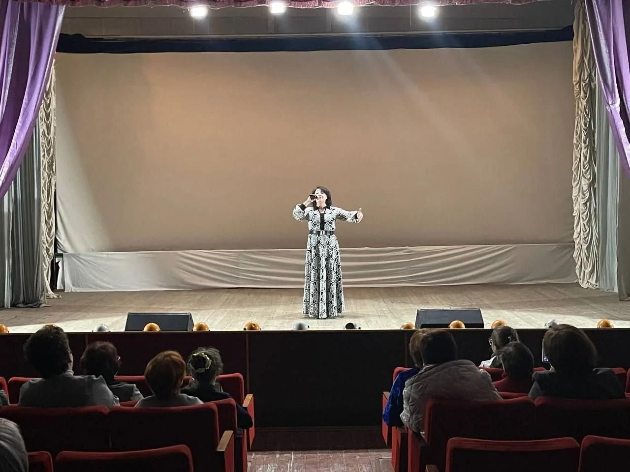 🎼 В Красном Луче с успехом прошла программа «Песни степного раздолья»  Артисты Луганской филармонии 