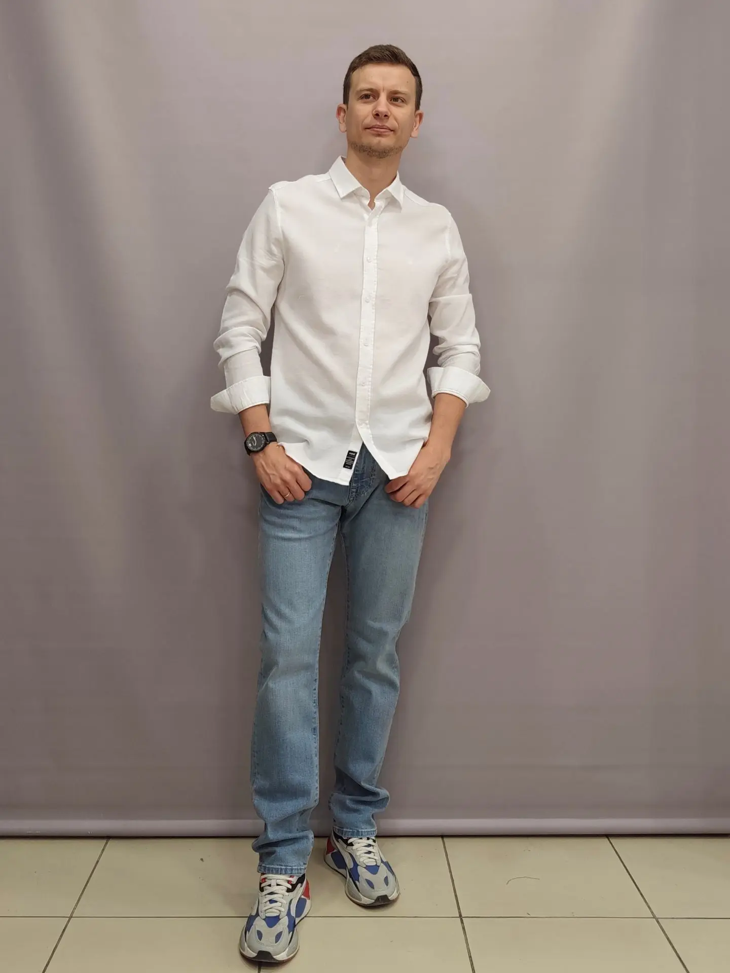 👖Голубые джинсы + 👔белая хлопковая рубашка = универсальная формула, которая спасает в...