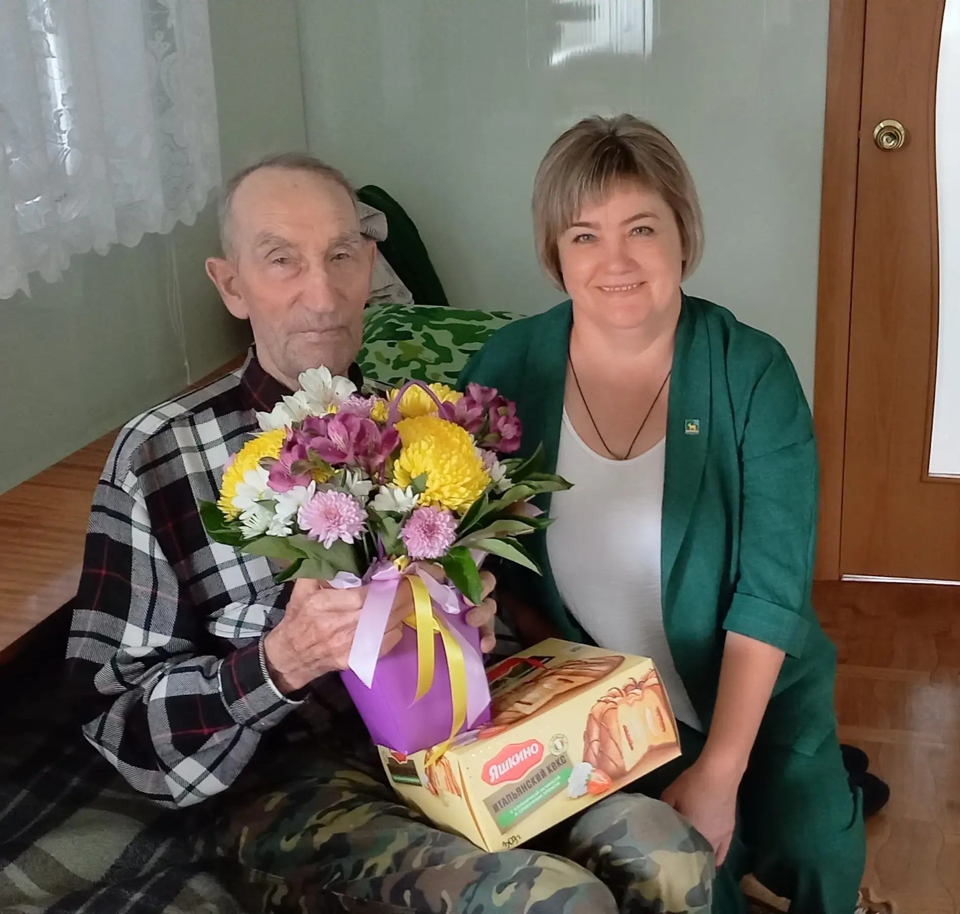 Глава Николаевского МО Корнилова Н. А. поздравила жителя села Николаевка Пономарева Д. М. с 85-летие