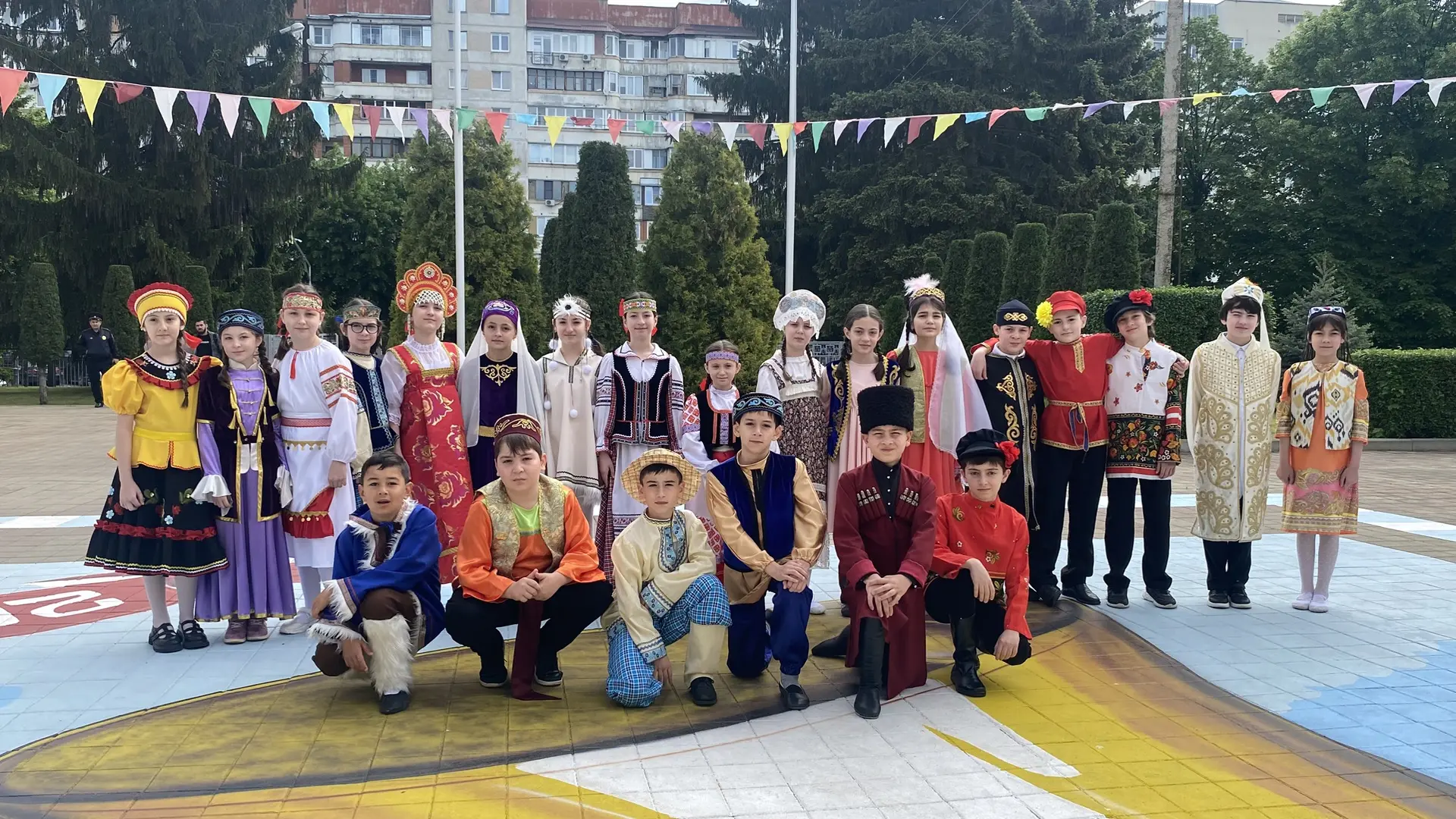 С Днём России! 🇷🇺

Пусть в сердце каждого живёт гордость за нашу великую Родину. 

Вместе мы — буд