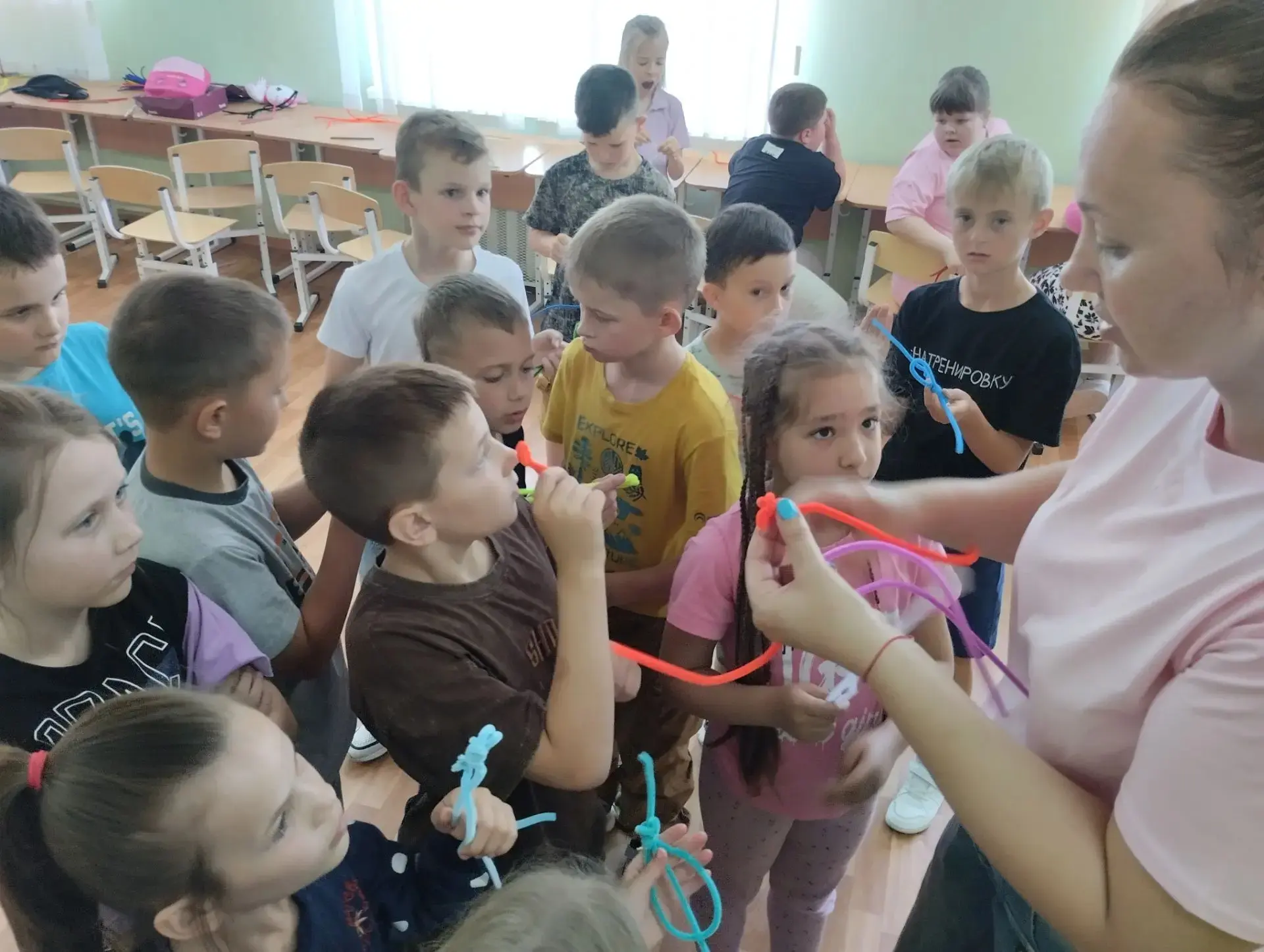 Мастер-класс по изготовлению собачки из синельной проволоки прошёл в Вейделевской СОШ! 🎨

Под руков