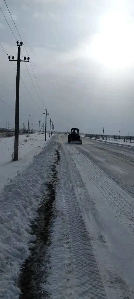 Непогода не отступает, но коммунальные службы и дорожные организации продолжают работат...