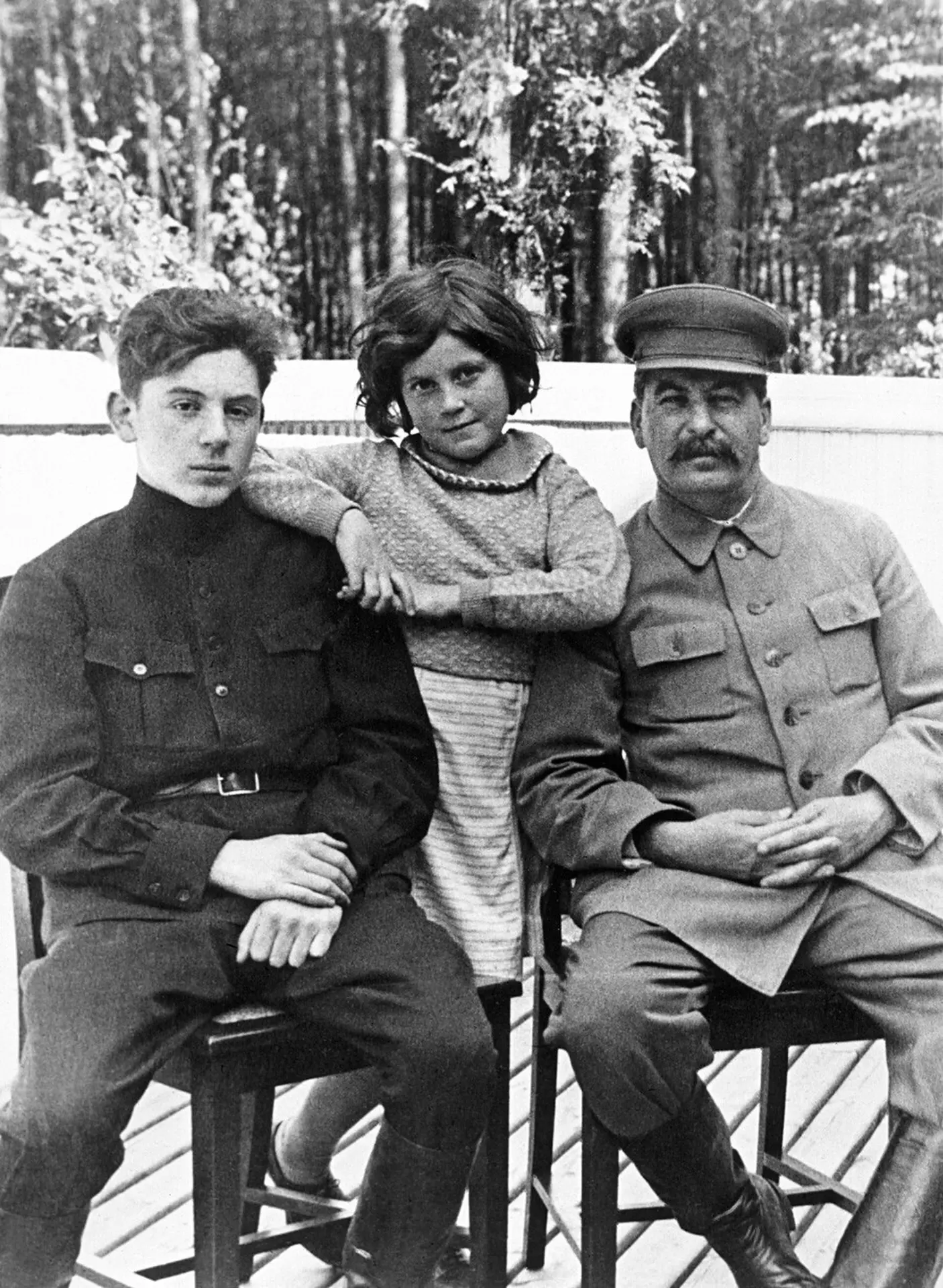 Иосиф Сталин с детьми: сыном Василием и дочерью Светланой (1935 год).