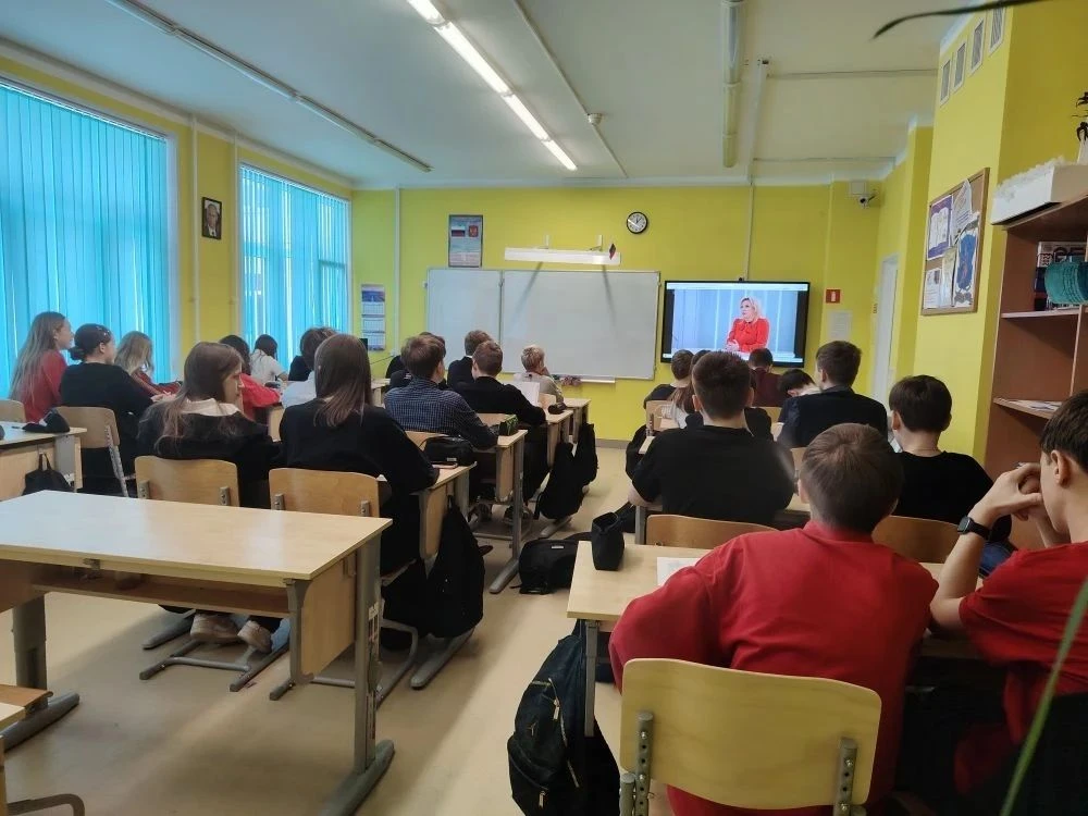 9 февраля, мы традиционно начинаем учебную неделю с внеурочного занятия "Разговоры о важном". Участн