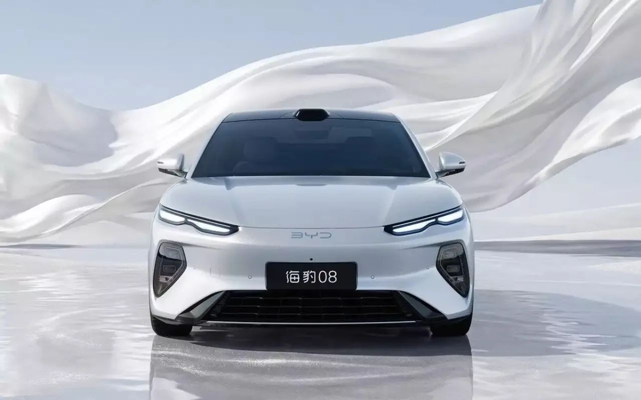 BYD Seal 08: крупный седан с гибридом и электроприводом, способный проехать более 1000 км

Китайский