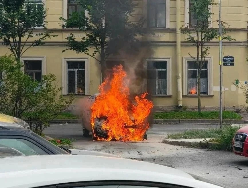 🚗 Полностью сгорела легковушка на Пудожской