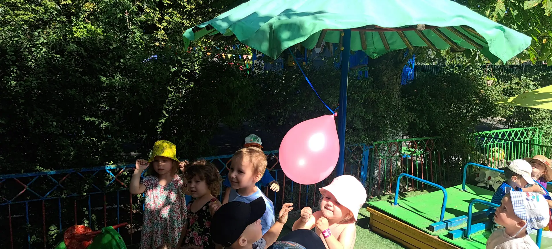 Свежий воздух — лучший друг детей👶. Прогулка👣 в  младших группах — это не просто смена обстановки,