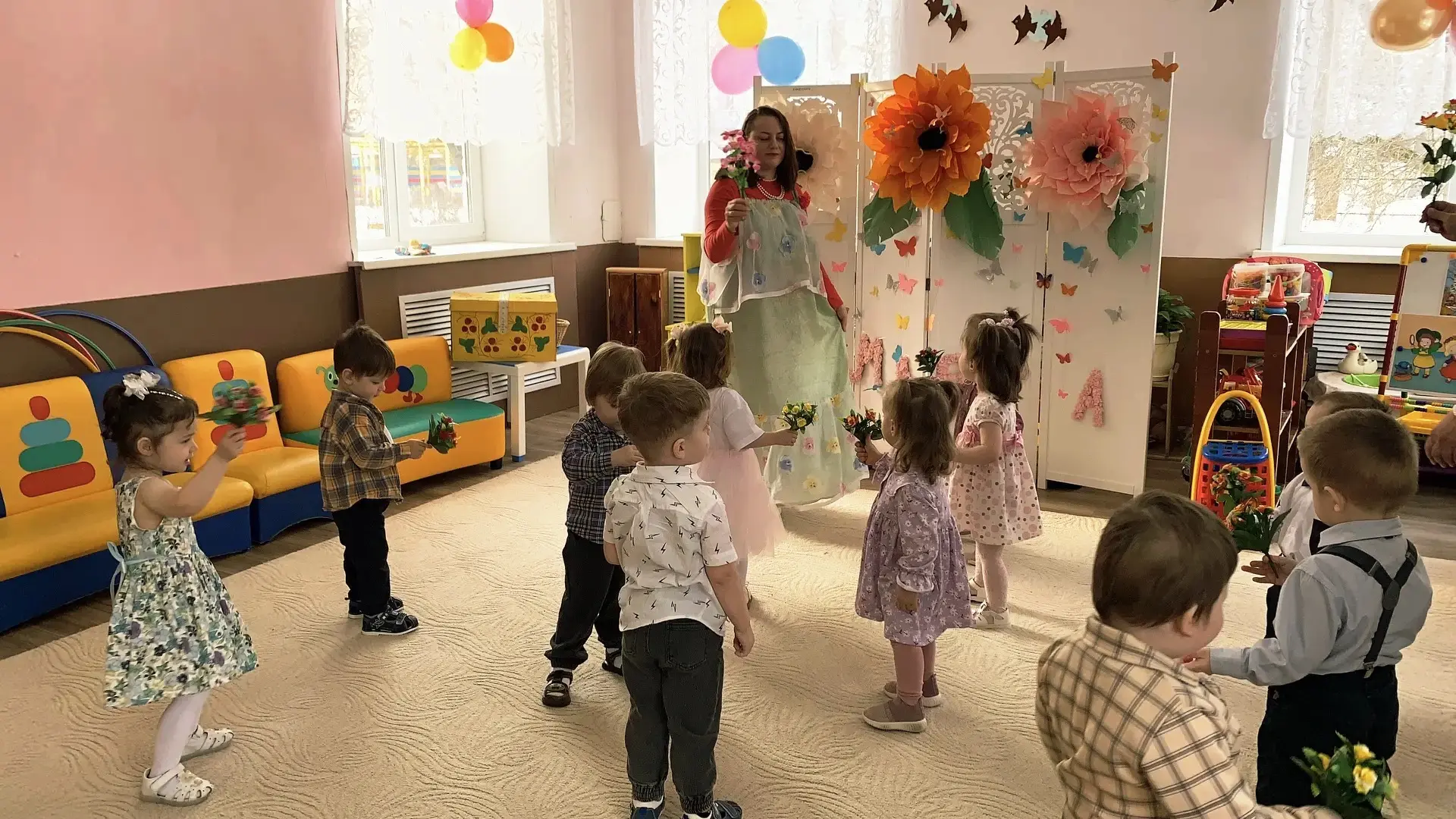🌸🎉 К нам на утренник приходила замечательная гостья Весна красна☀️

Дети пели веселые песни, танце