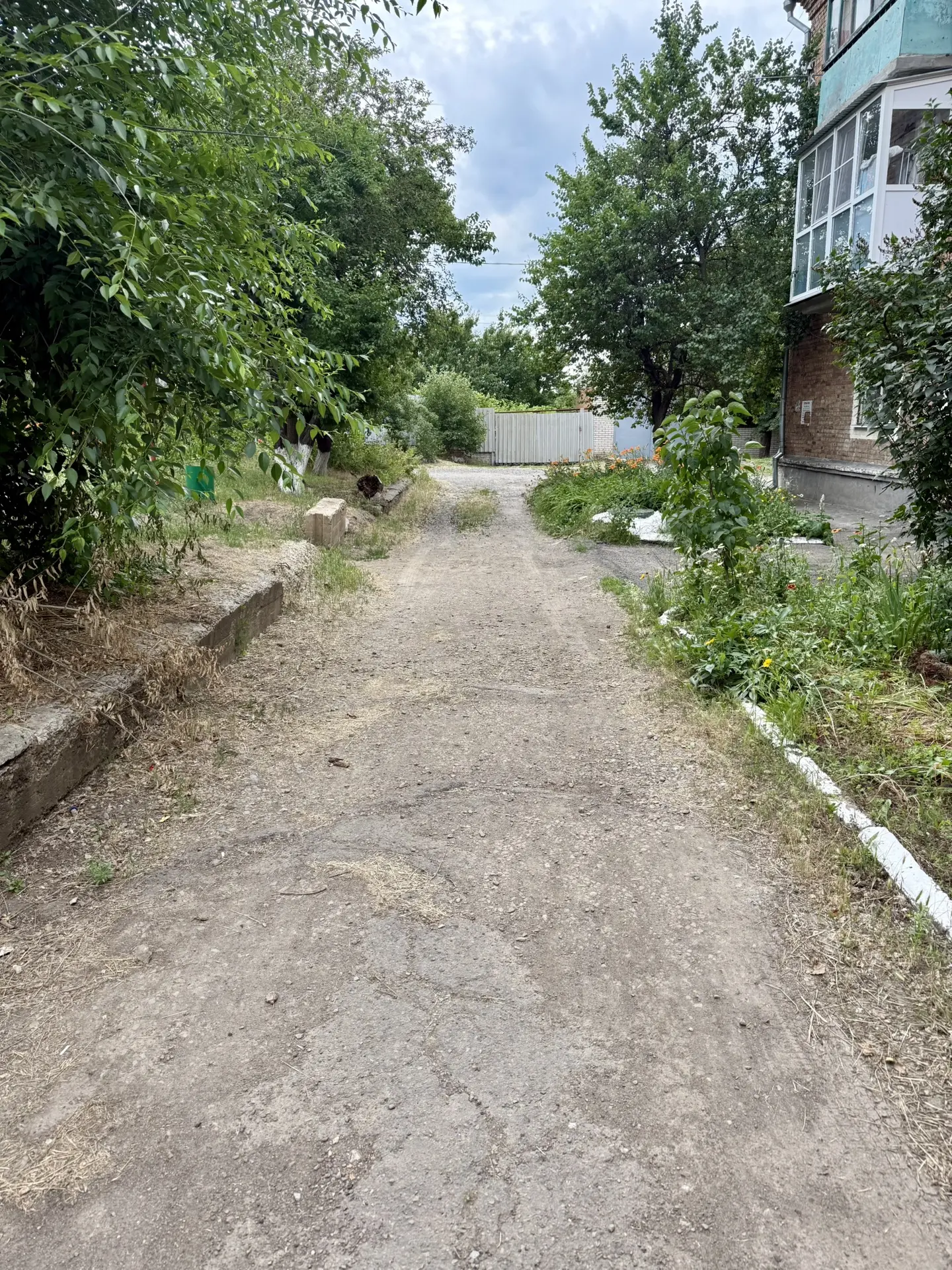 ❗ На Ростовской во всех дворах асфальт в ужасном состоянии 🛣️