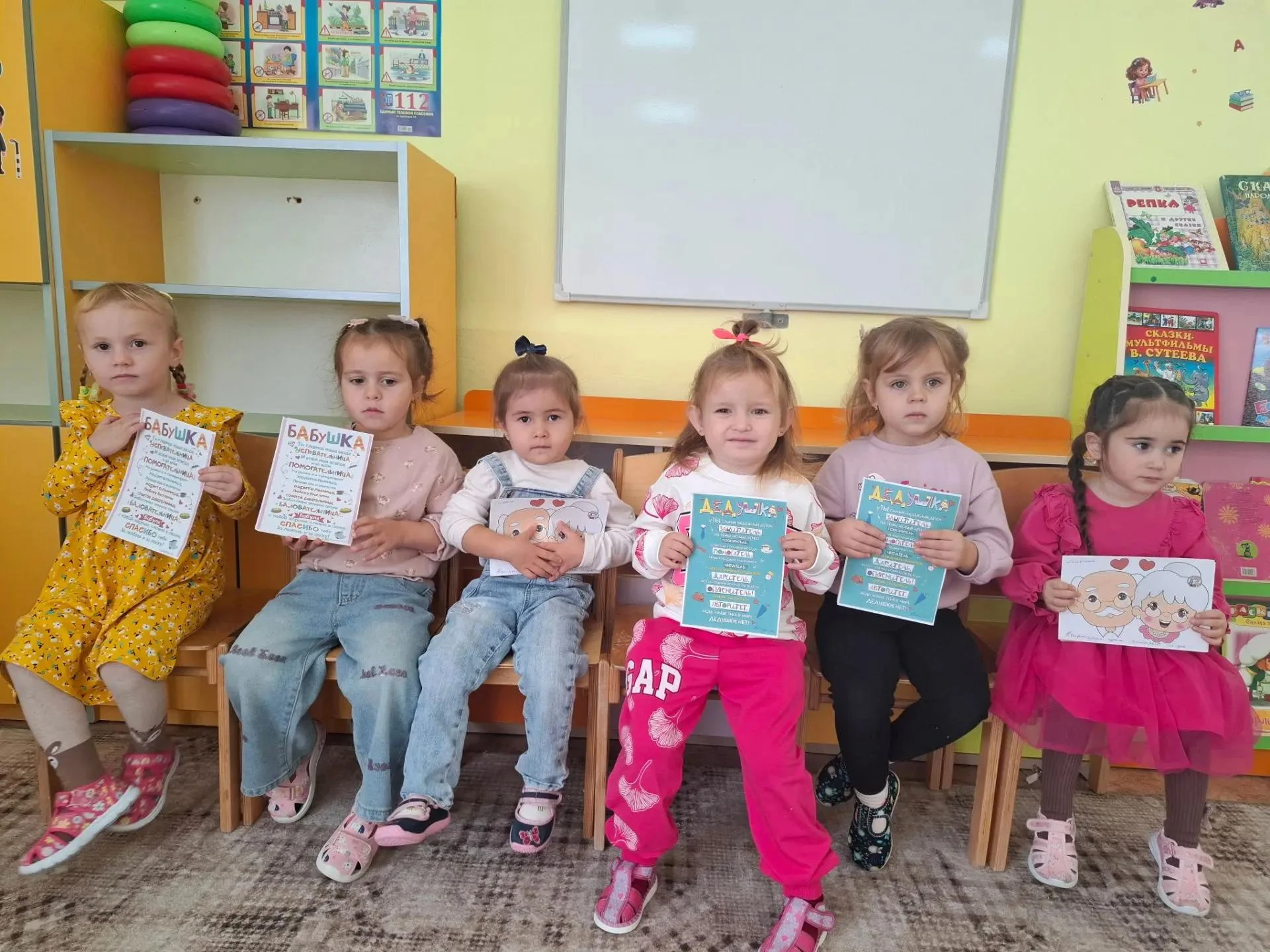 👵В младшей группе «Звёздочки» было организовано и проведено занятие по аппликации, пос...