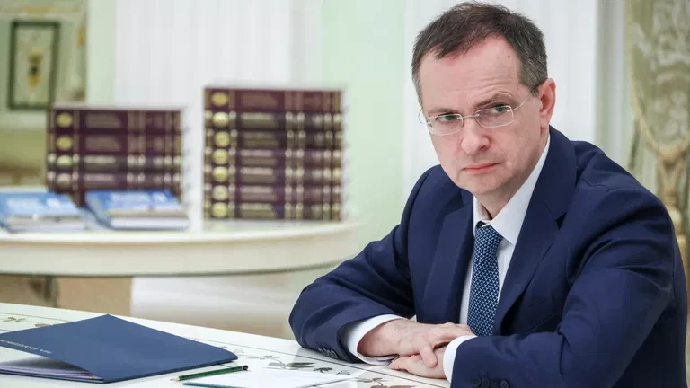 Мединский заявил, что не читающими книг людьми будет управлять ИИ