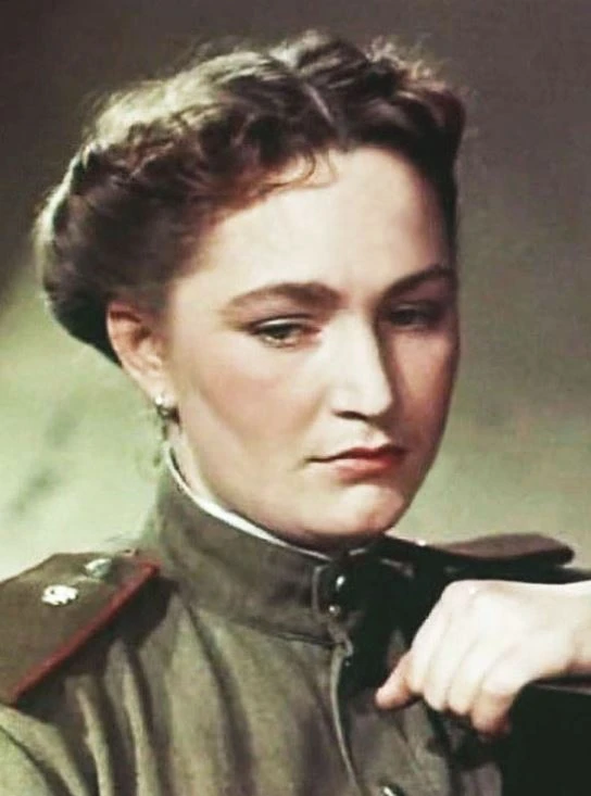Это 27-летняя Людмила Хитяева в дебютной роли в картине «Екатерина Воронина»

Кстати, судьба героини