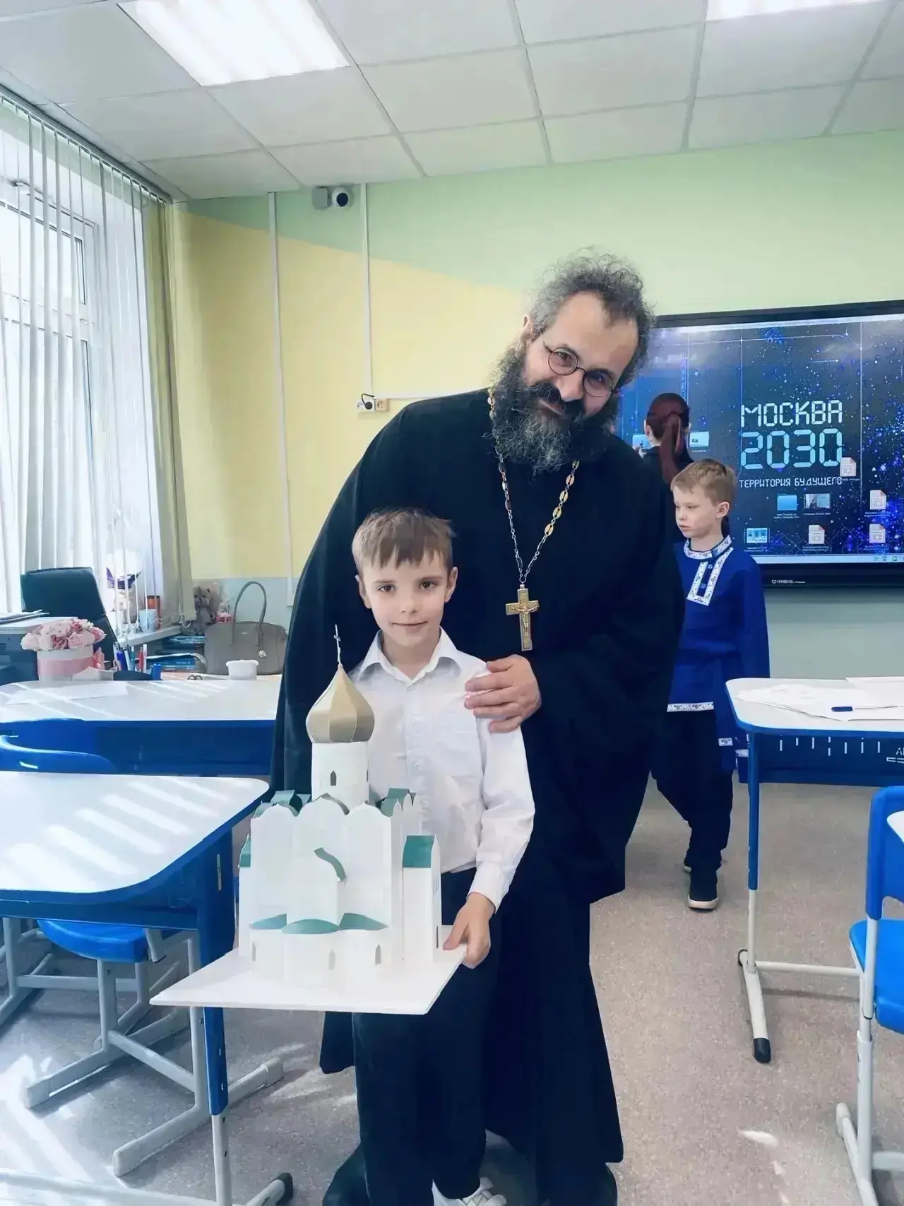 «Воды тихой речки отражают Окруженный деревцами храм. Годы и столетья пролетают – Каждый день молитв