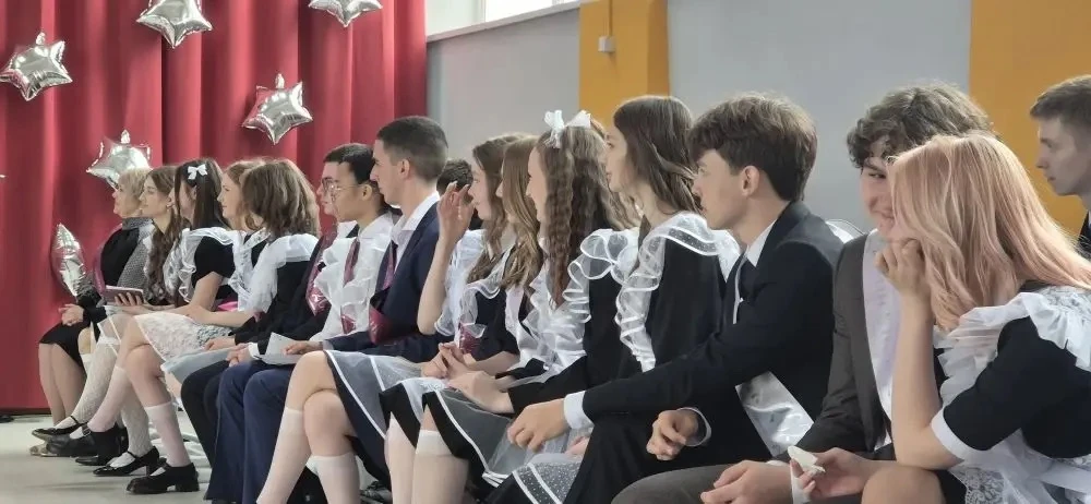 Сегодня в школах Поронайского района прошли торжественные линейки, посвященные празднику «Последний 