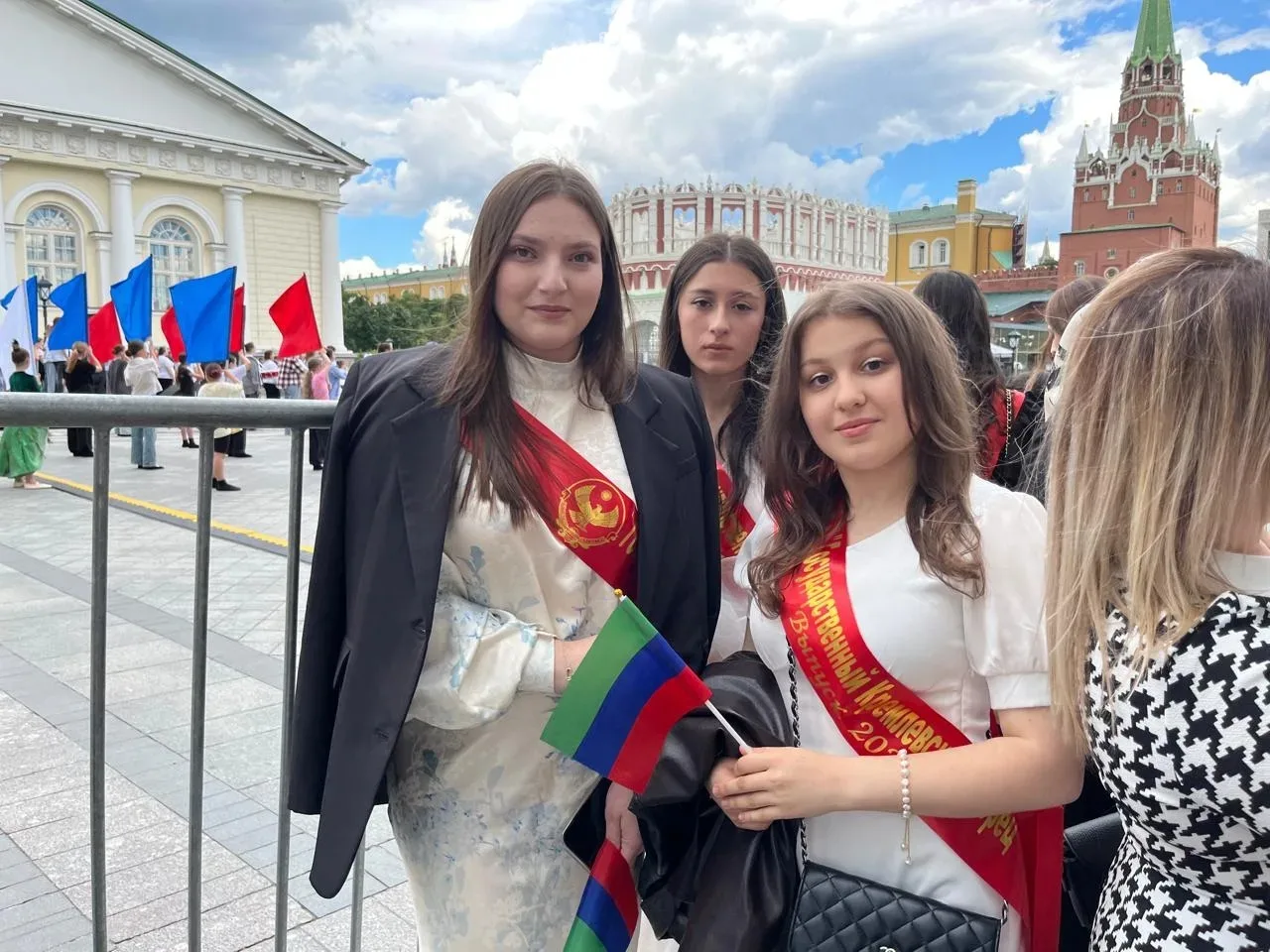 🎓 Поздравляем выпускницу МКОУ «Адильянгиюртовской СОШ им. Закарьяева Д. М.» — Шамилову...