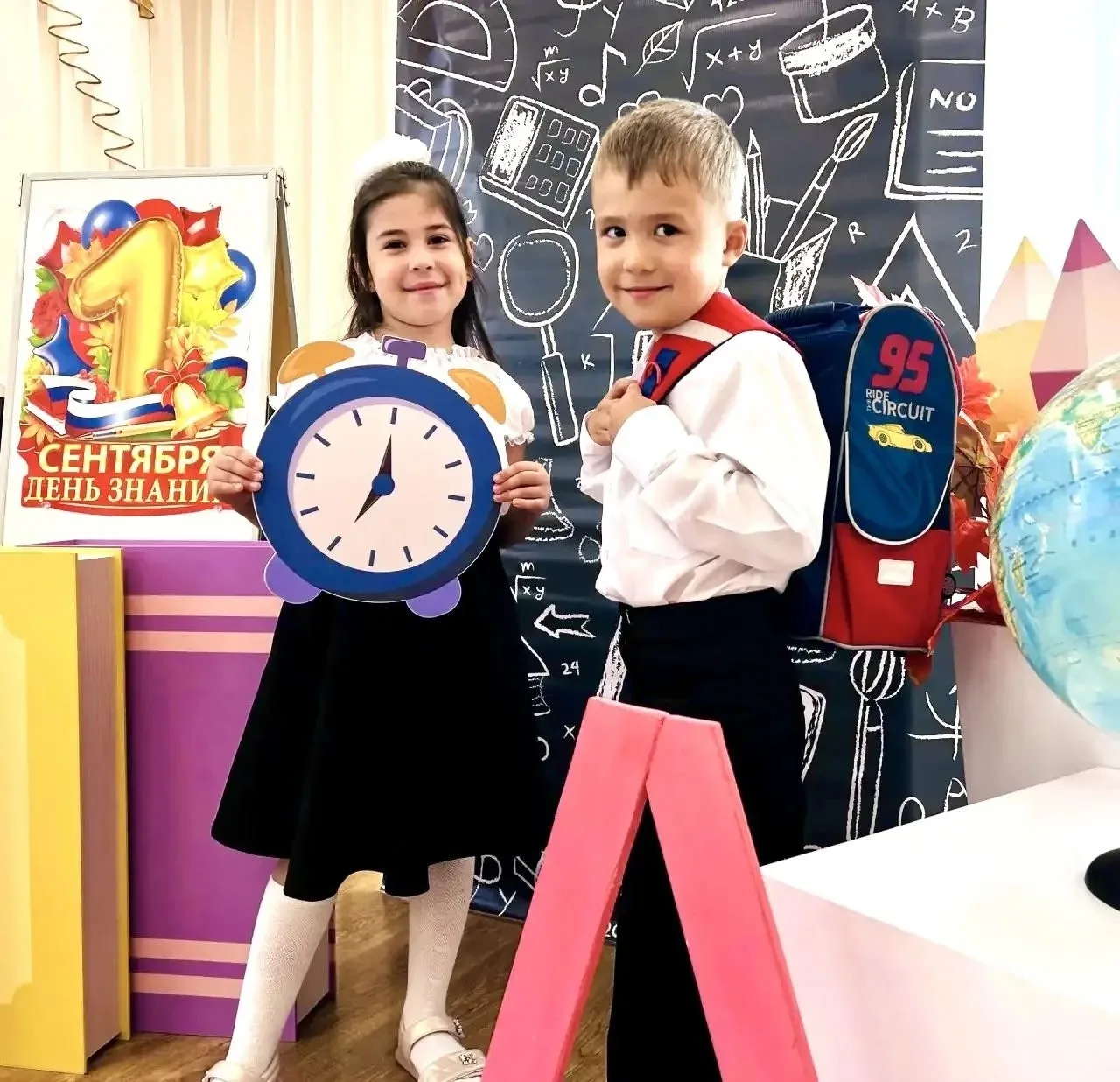 Дорогие коллеги, педагоги, уважаемые родители и школьники! От всей души поздравляем вас...