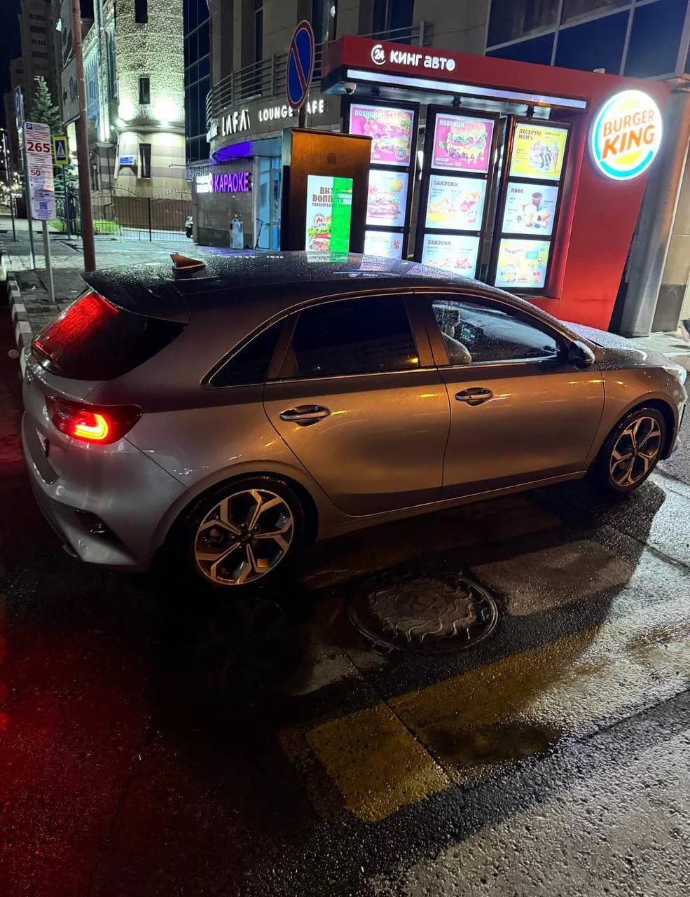 На Чистопольской просят убрать подальше табло Burger King от перехода 🍔🚧