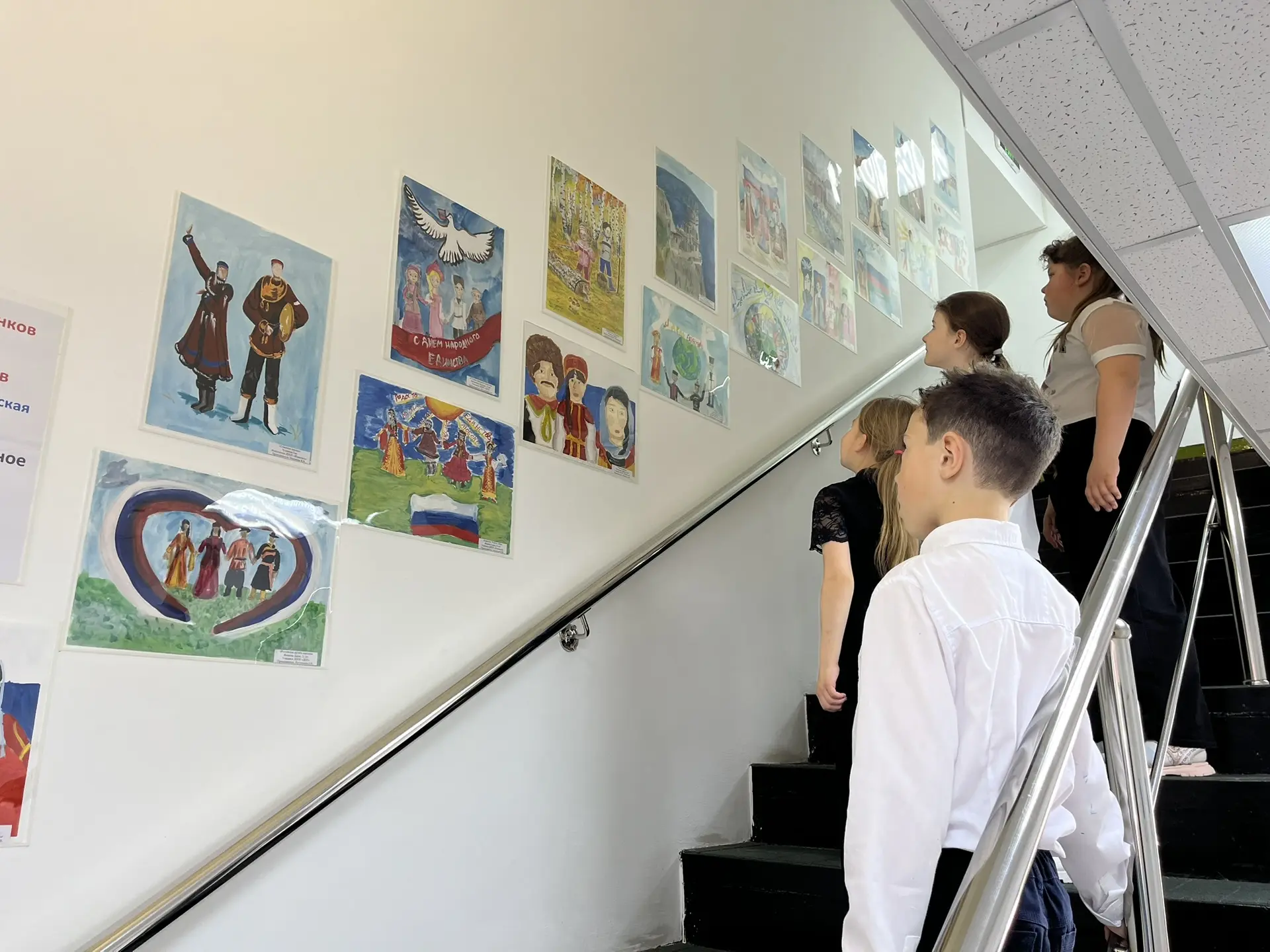 В Каргапольской детской школе искусств проходит выставка рисунков "Многонациональное ра...