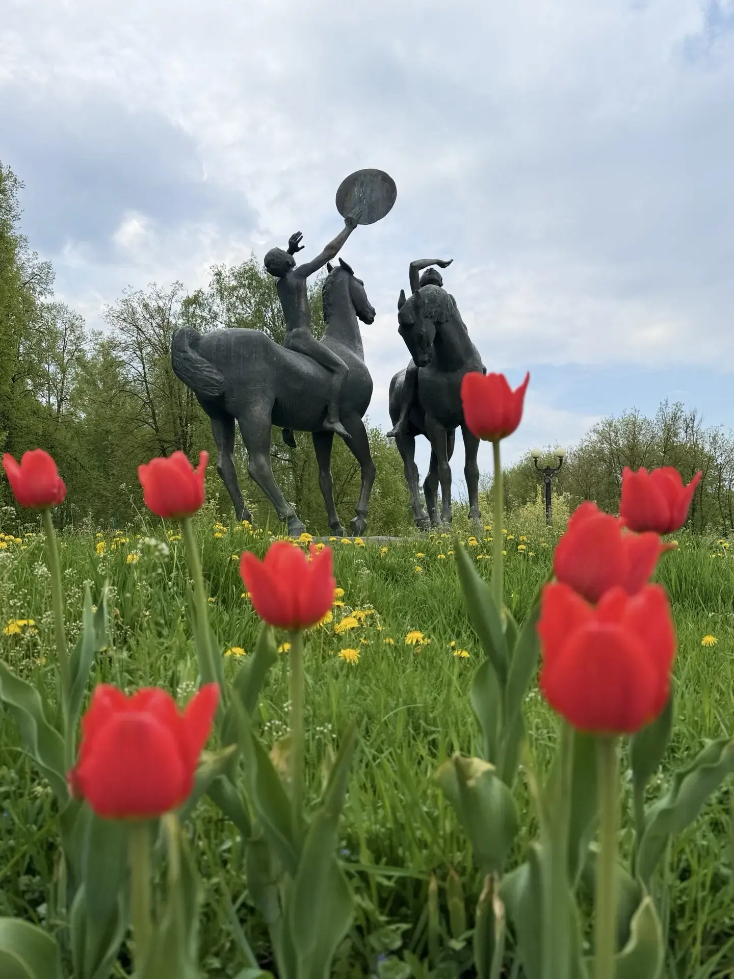 Новомосковск расцветает 😍  Тепло вернулось, а вместе с ним — вдохновение на прогулки. Успейте наслад