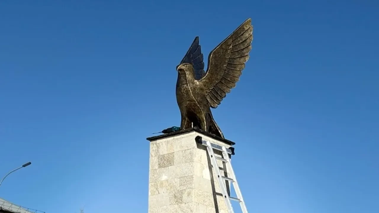 В Кумертау установили памятник сапсану — символу города