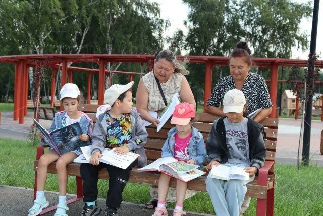 Сотрудники центральной библиотеки в городском парке имени Салавата Юлаева организовали акцию «Лавочк