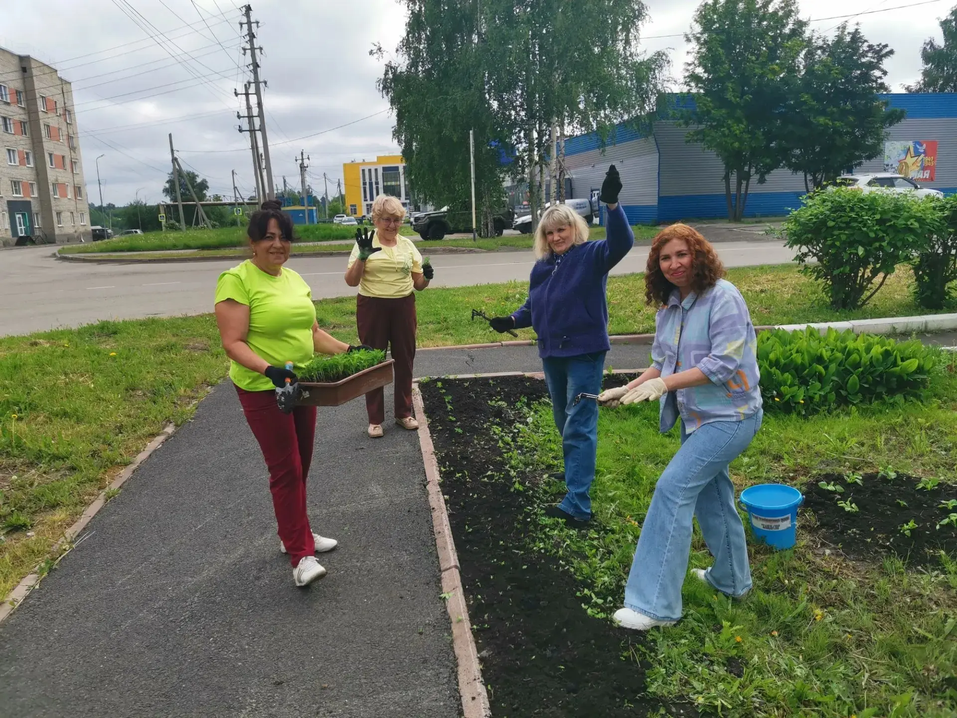 С посадки цветов началась трудовая неделя в городской библиотеке. Пока не жарко, мы наконец-то посел