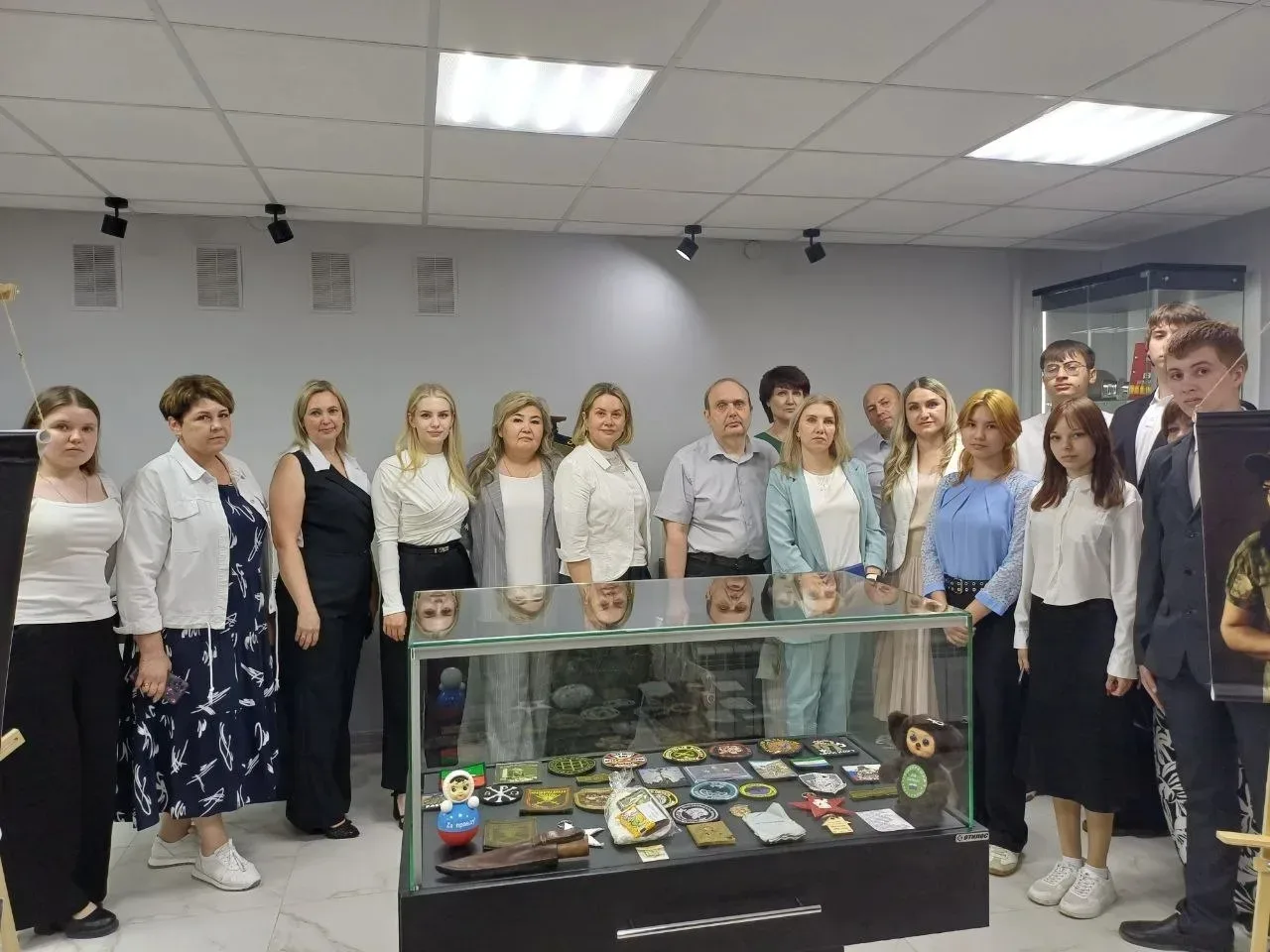 Ершовские волонтёры - десятиклассники провели экскурсию по музею СВО для членов межведомственной ком