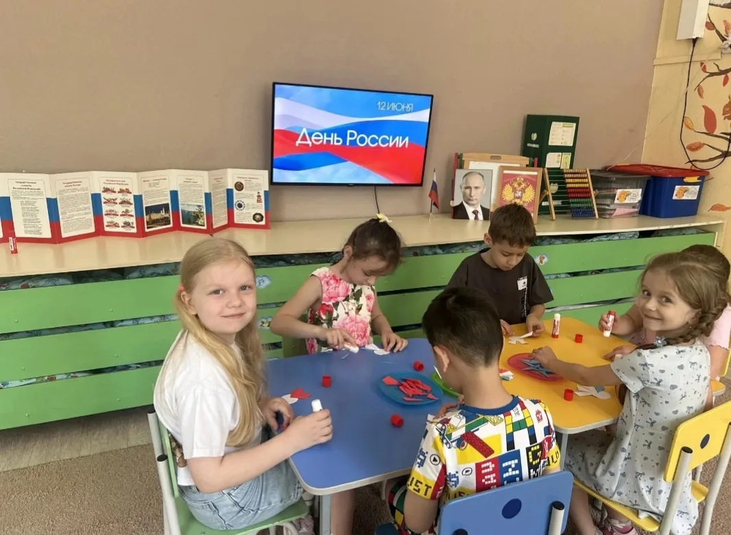 В группе «Непоседы» отметили День России!✨

🔬 Воспитатели открыли для ребят удивительный мир нашей 