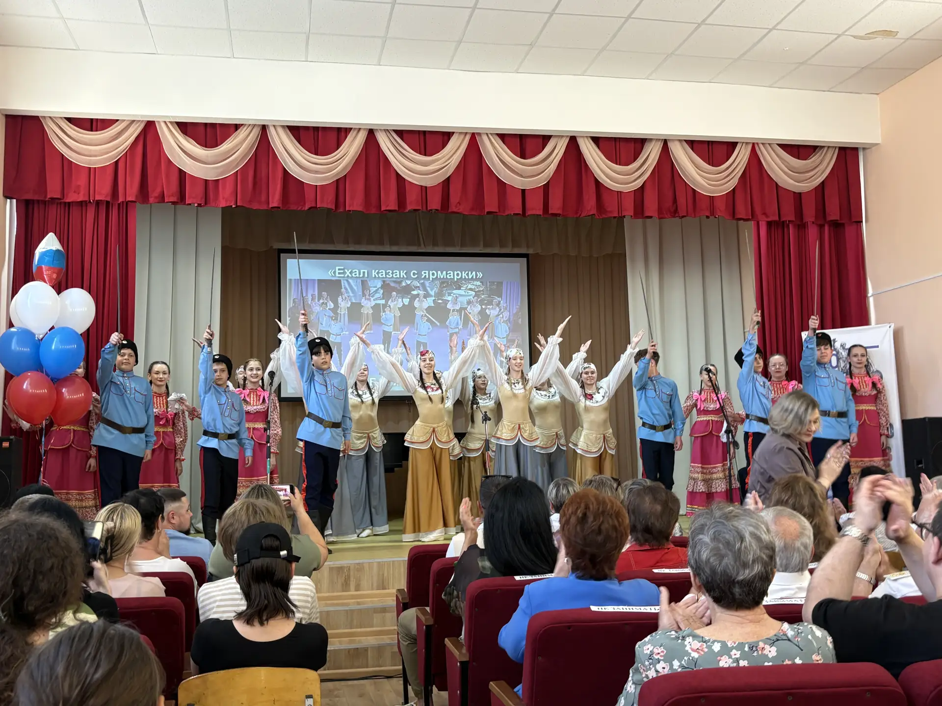 Казачий край - земли огромной долька,
Но в сердце - вся Россия, без сомненья.
Здесь дух её, здесь си