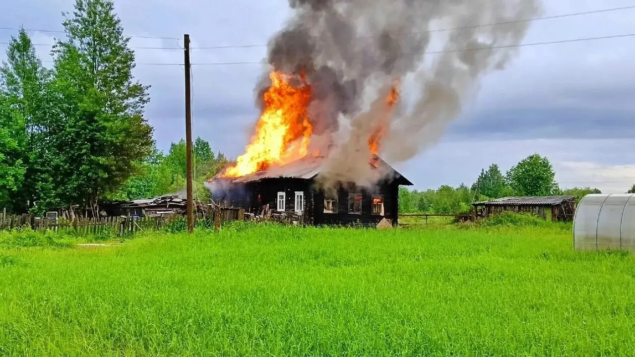 ⚡ Рубленый дом сгорел в Архангельской области! Причина вас шокирует...

Дом загорелся в деревне Забо