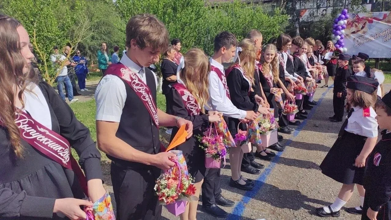 🔔 Торжественная линейка, посвящённая последнему звонку, сегодня прозвучала в школе № 8 поселка Садов