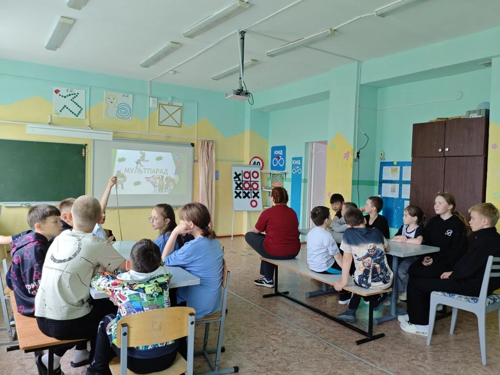 Четырнадцатый день лагеря.

Как можно совместить спорт, творчество и стихию? Легко! 🌪️⚽

Сегодня в 