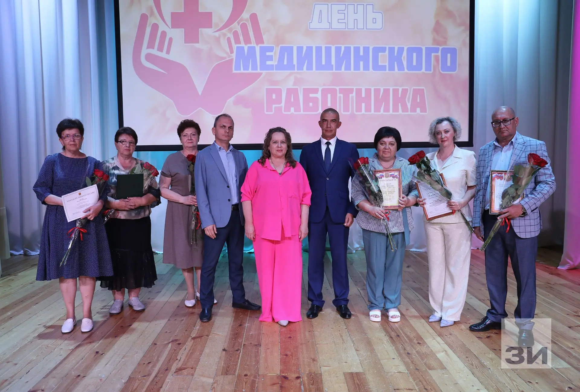 В Данкове медицинским работникам вручили ведомственные награды.

В преддверии Дня медицинского работ